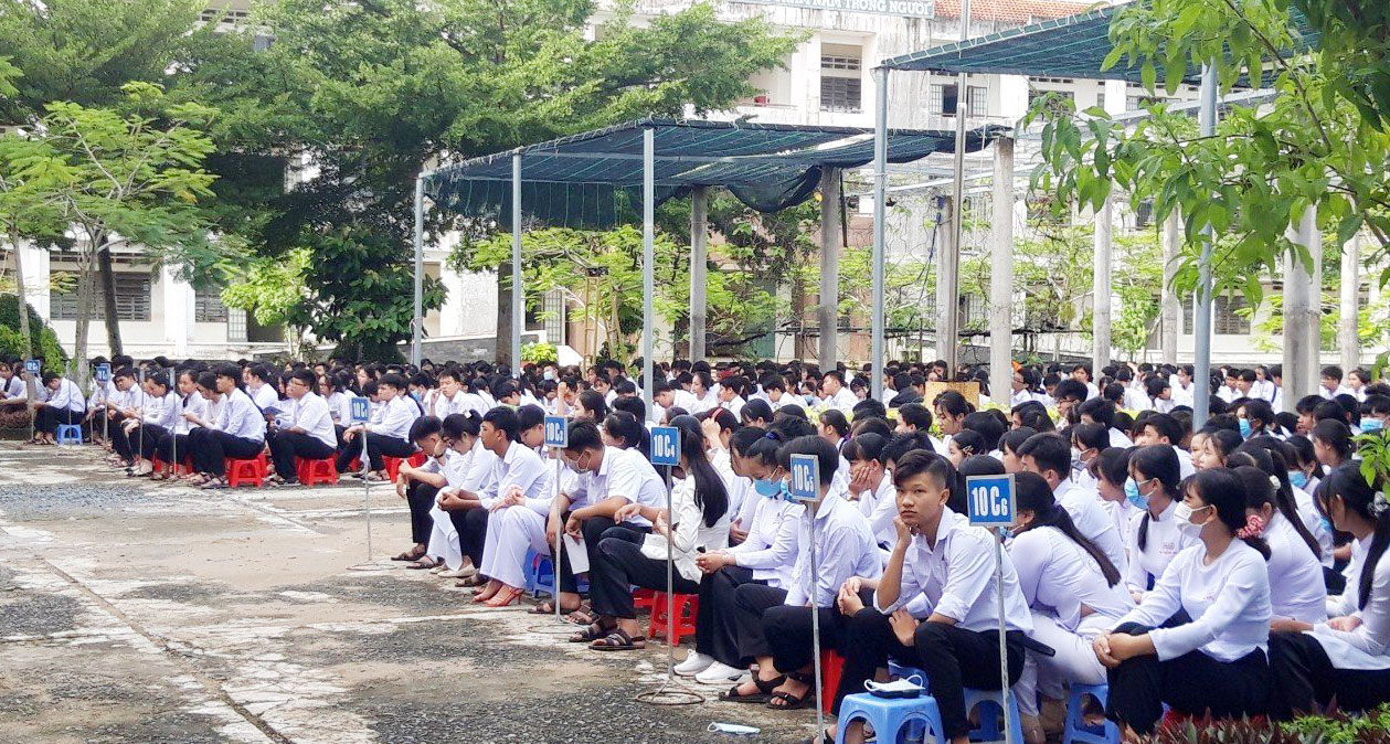 Học sinh Trường THPT Thạnh Hóa nghe tuyên truyền về Luật Nghĩa vụ quân sự