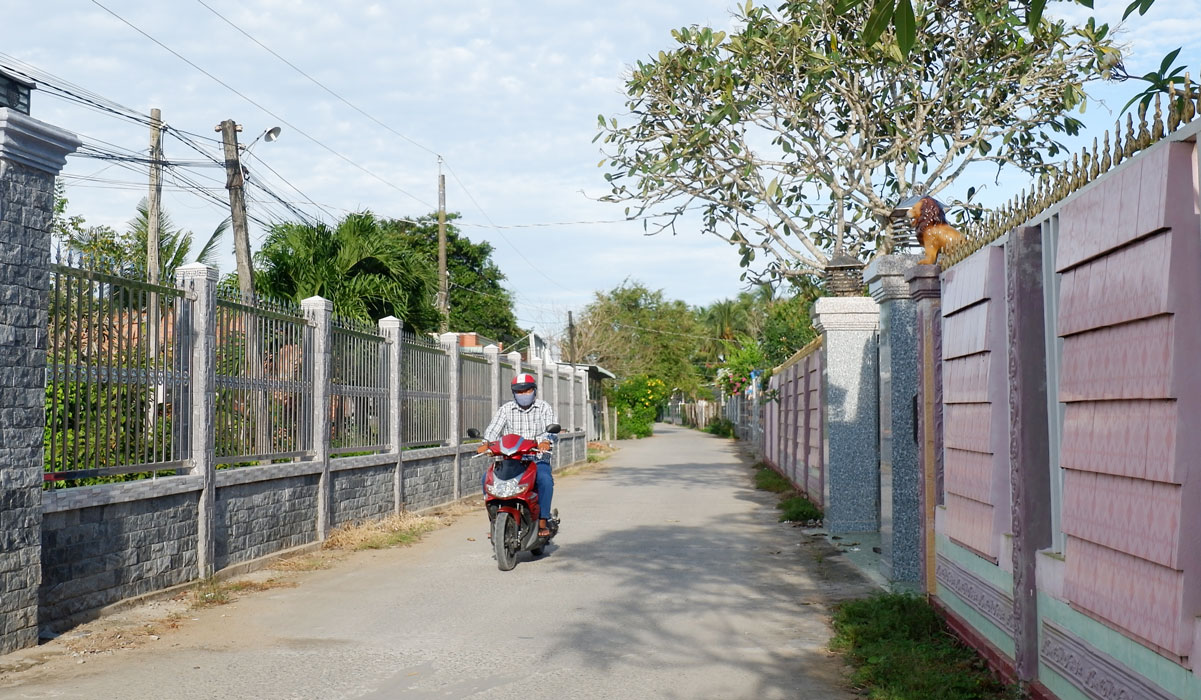 Hưởng ứng cuộc vận động của MTTQ xã, các hộ dân xây dựng cổng - hàng rào kiên cố bảo đảm mỹ quan, an ninh, trật tự