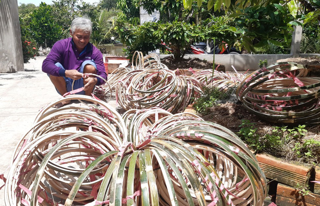 Mùa lũ năm nay, gia đình ông Nguyễn Văn Dê (xã Vĩnh Đại) bán chưa tới 500 cái lọp và không bằng nửa mọi năm
