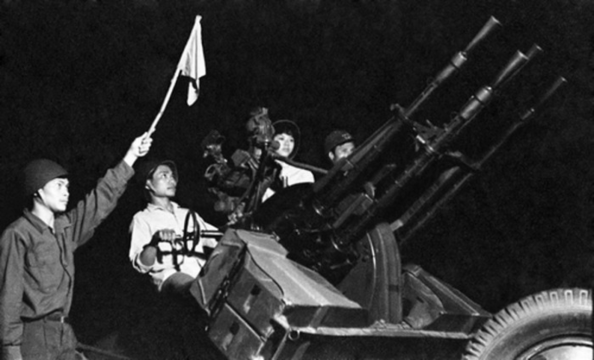 Tự vệ Nhà máy Y Hà Nội ngày đêm nêu cao tinh thần cảnh giác, luyện tập sẵn sàng chiến đấu, bắn rơi máy bay Mỹ gây tội ác ở Thủ đô trong 12 ngày đêm tháng 12/1972. Ảnh: TTXVN.