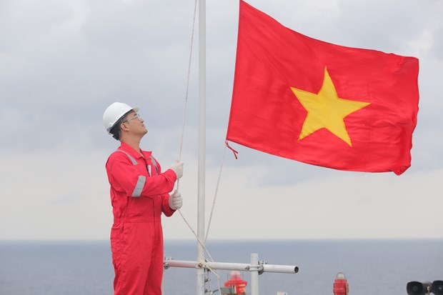 Biendong POC’s flag-salute ceremonies set Guinness Vietnam record The flag-salute ceremonies have been held at Hai Thach-Moc Tinh platform at 6:30 of every first Monday of a month from July 2018 (Photo: petrovietnam.petrotimes.vn)