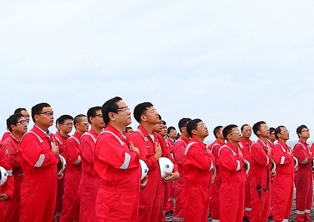 Biendong POC’s flag-salute ceremonies set Guinness Vietnam record (Photo: petrovietnam.petrotimes.vn)