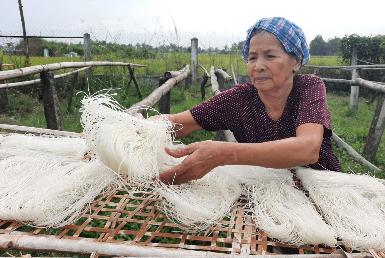 Hủ tiếu sau khi cắt thành sợi, nếu muốn bảo quản được lâu phải mang ra phơi lại với nắng cho sợi ráo, khô thêm