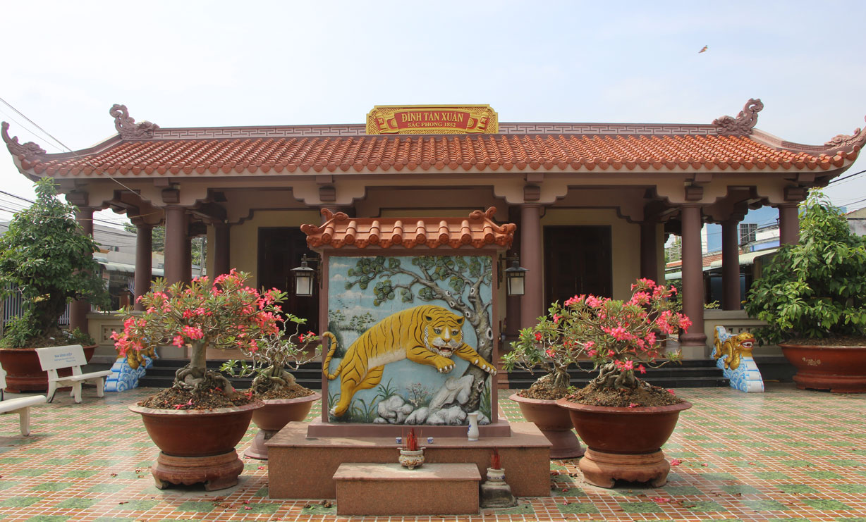 Đình Tân Xuân là nơi thờ phụng ông Đỗ Tường Tự và diễn ra Lễ hội Làm Chay hàng năm