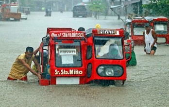 Philippines: thousands evacuate over serious flooding Philippines: thousands evacuate over serious flooding