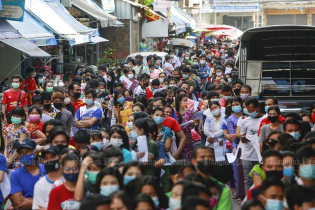 Southeast Asian countries act to prevent COVID-19 spread Myanmar labourers wait for their turn to be tested for COVID-19 in Muang district of Samut Sakhon (Photo: Bangkok Post)
