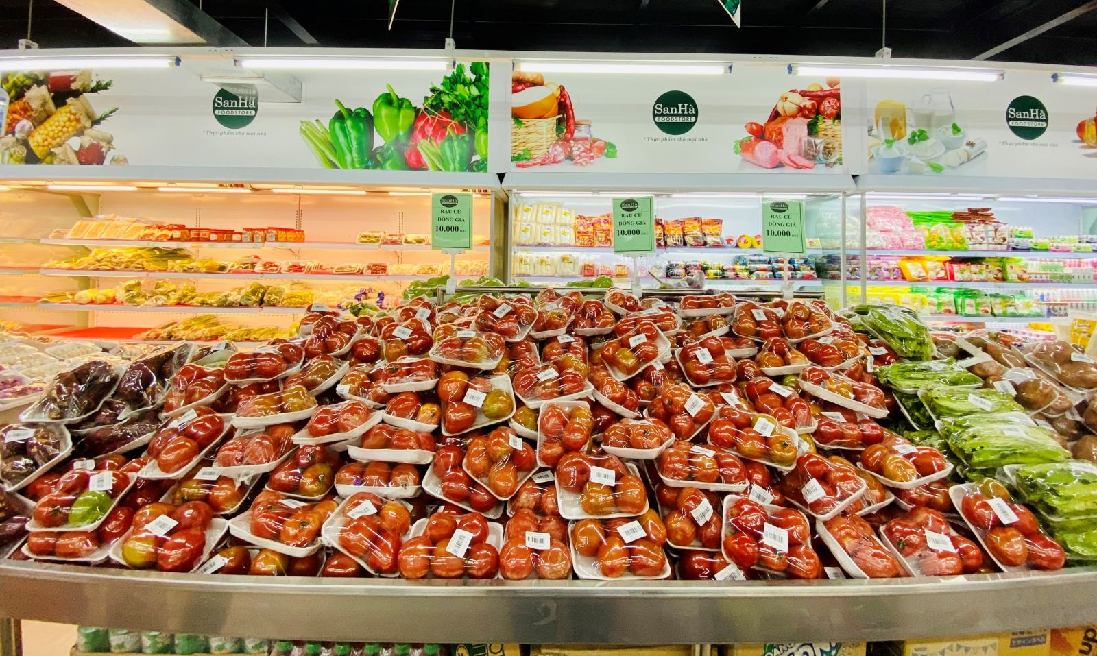 Vegetables and fruits are sold at the store for food safety criteria