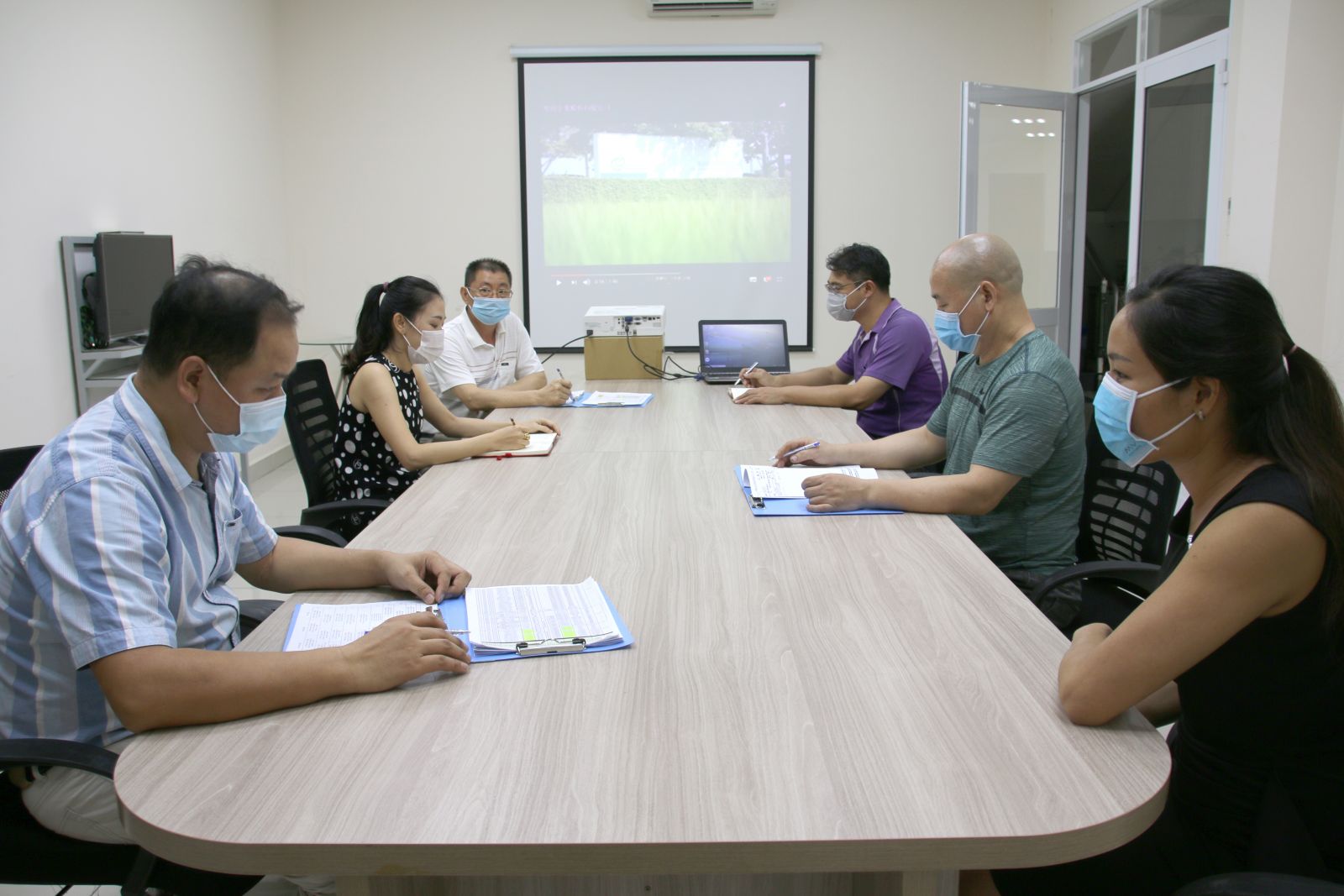 Cách ly chuyên gia nước ngoài, bảo đảm phòng dịch Covid-19