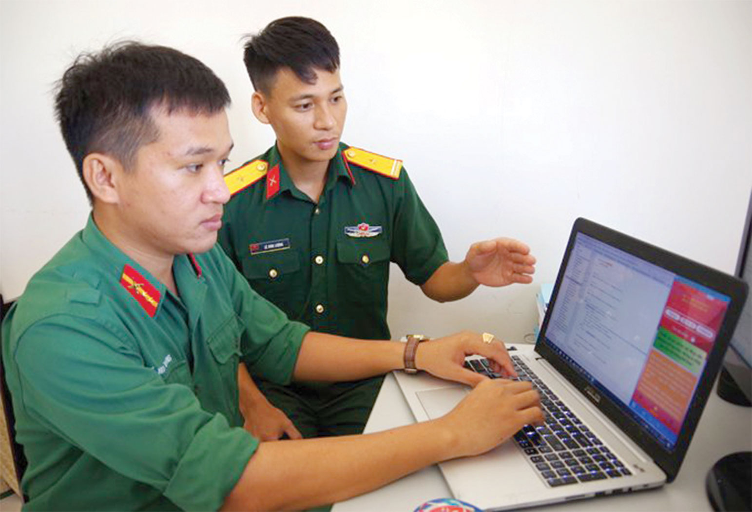 Trung sĩ Hồ Minh Vương (trái)