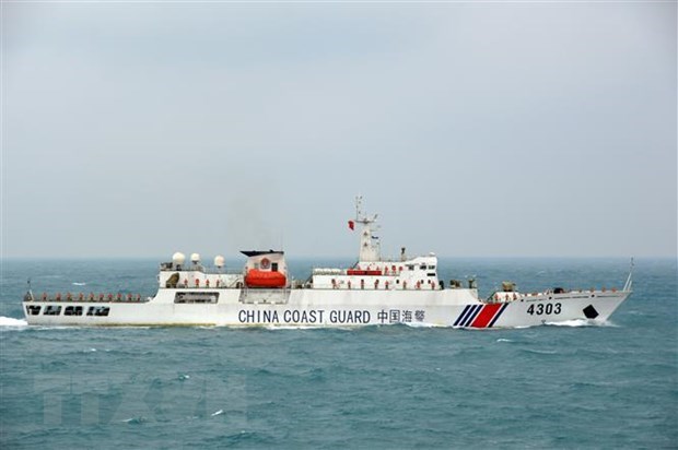 Vietnamese, Chinese coast guards conduct joint patrol in Tonkin Gulf China’s ship 4303 joining the patrol (Photo: VNA)