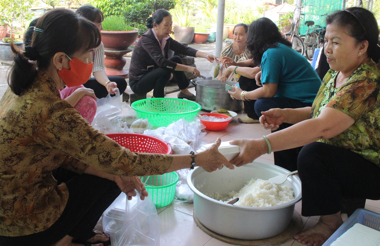 Mỗi tuần 2 ngày (thứ tư và thứ sáu), Giáo xứ Tân An cung cấp 90 suất ăn cho người nghèo và bệnh nhân, thân nhân người bệnh tại Bệnh viện Phổi Long An