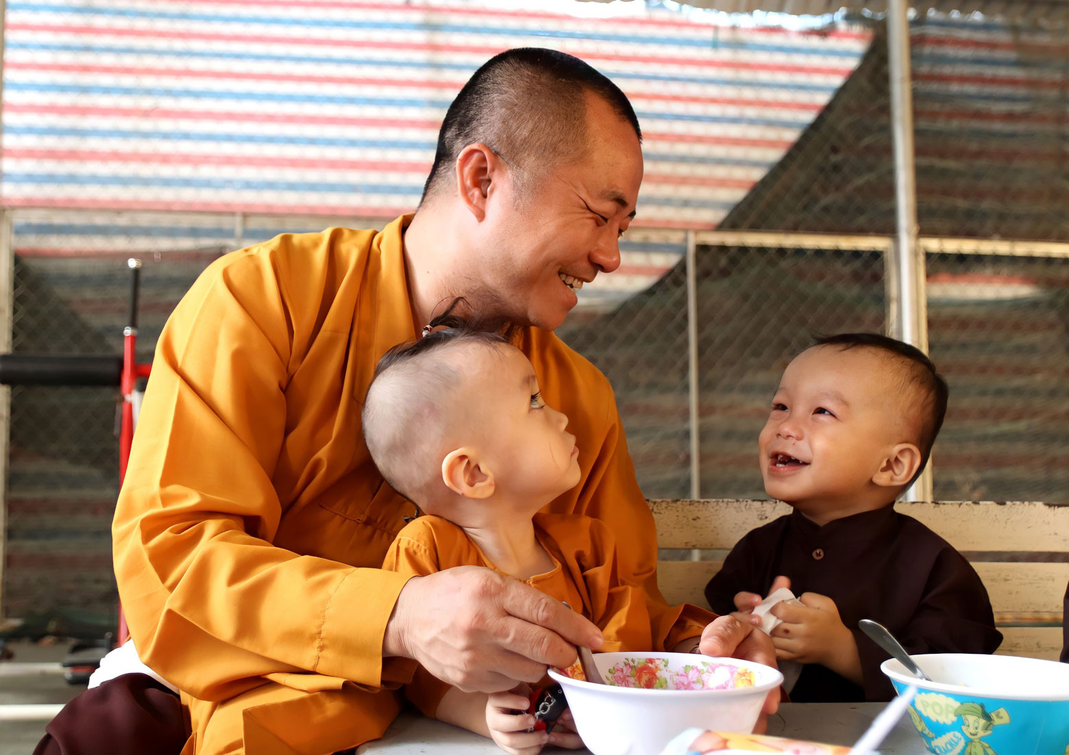Thầy Thích Huệ Phát - Trụ trì chùa Giác Nguyên, cho biết, chùa luôn tạo mọi điều kiện tốt nhất có thể để nuôi dưỡng, chăm sóc trẻ