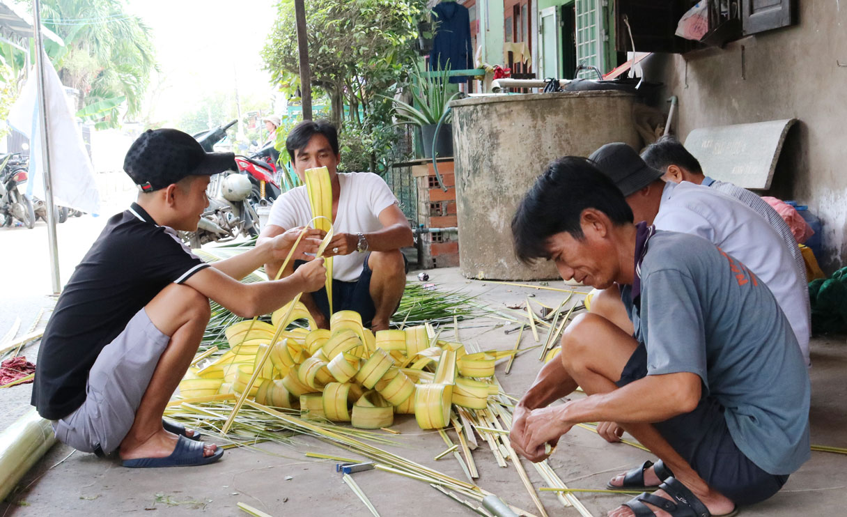 Gia đình anh Nguyễn Quang Vinh, ngụ ấp Bình Thủy, xã Bình Quới, huyện Châu Thành, đang tất bật chuẩn bị cổng cưới cho cô em gái