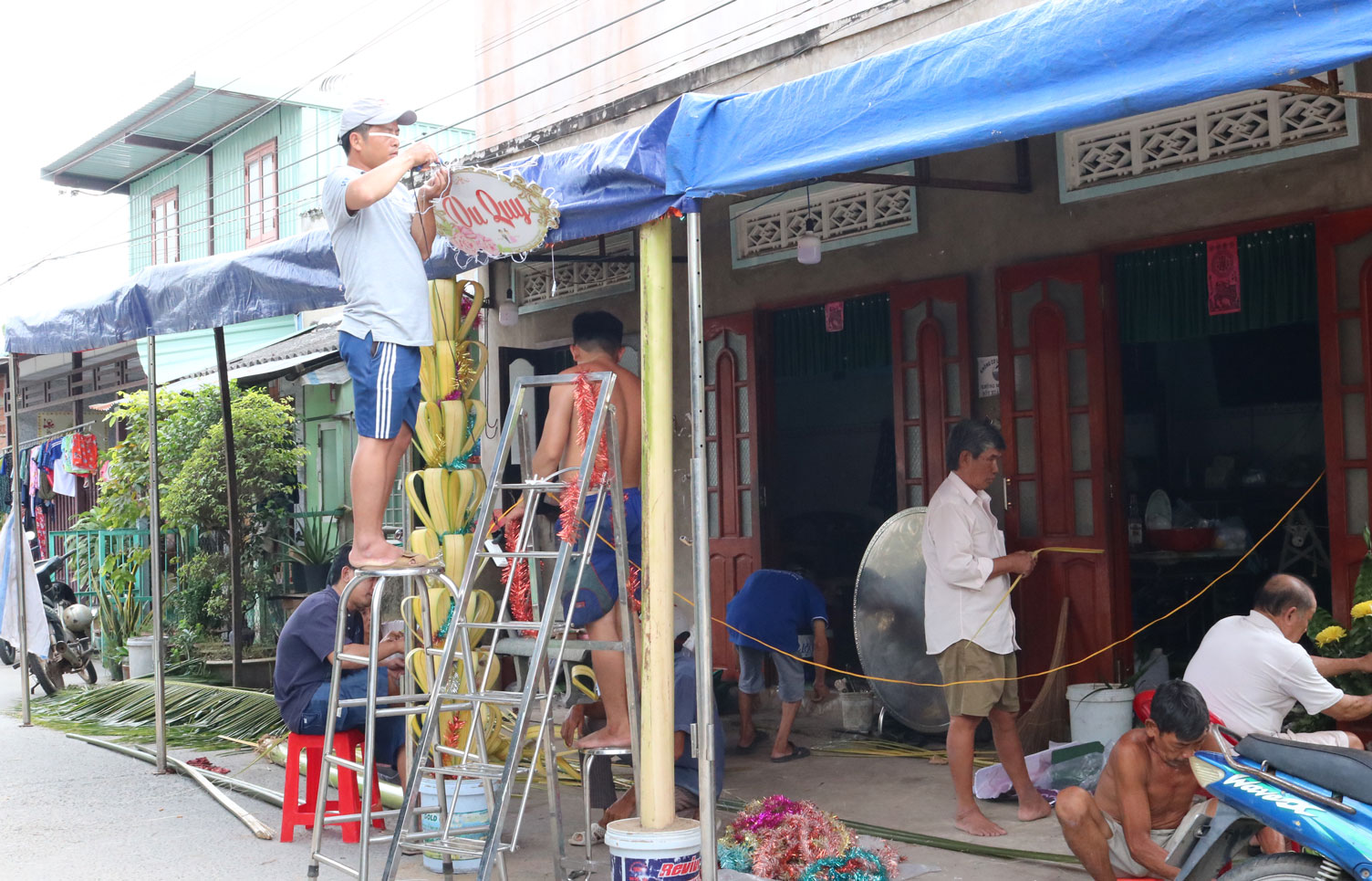 Gia đình anh Nguyễn Quang Vinh, ngụ ấp Bình Thủy, xã Bình Quới, huyện Châu Thành, đang tất bật chuẩn bị cổng cưới cho cô em gái