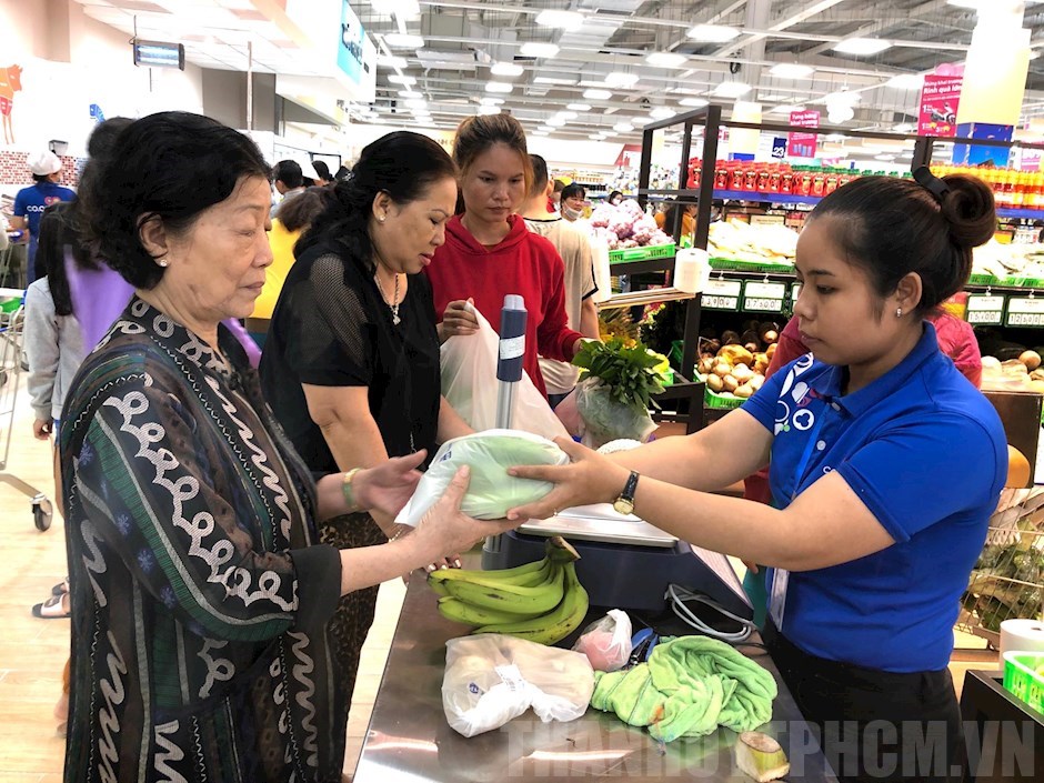Đa dạng các kiểu xả hàng cuối năm