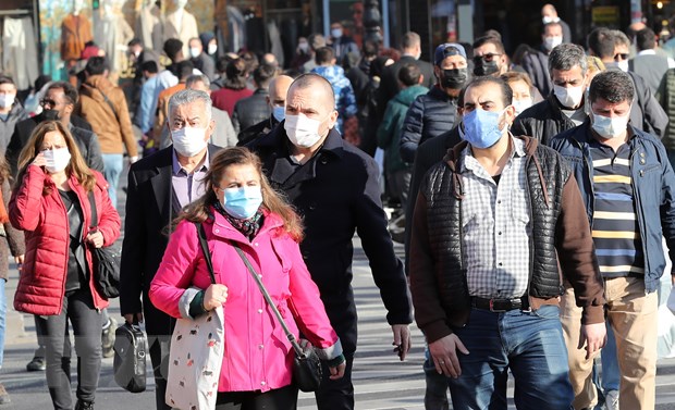 Người dân đeo khẩu trang phòng dịch COVID-19 tại Ankara, Thổ Nhĩ Kỳ ngày 13/11/2020. (Ảnh: AFP/TTXVN)