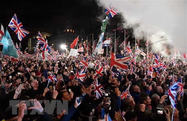 Người ủng hộ chủ trương Brexit vui mừng khi Anh chính thức rời liên minh châu Âu (EU), tại quảng trường Nghị viện ở trung tâm London tối 31/1/2020. (Ảnh: AFP/TTXVN)