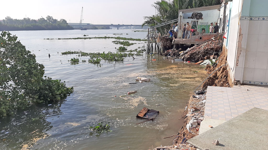 Embankment along Vam Co Tay river to be built with about 300 billion VND Project aims at preventing landslides
