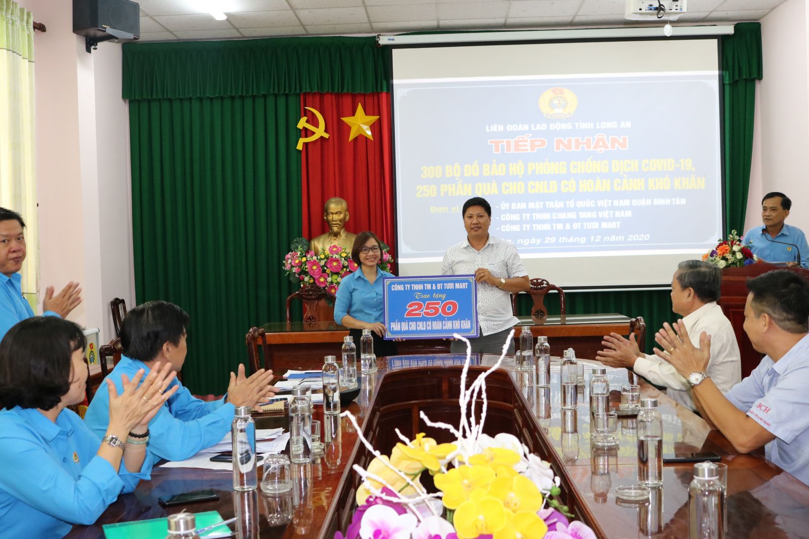 Long An Labor Federation receives protective gear and gifts to help workers in difficult circumstances Vice Chairwoman of the Provincial Labor Confederation - Pham Thi Quyen received gifts from sponsors to help workers in difficult circumstances due to the Covid-19 epidemic