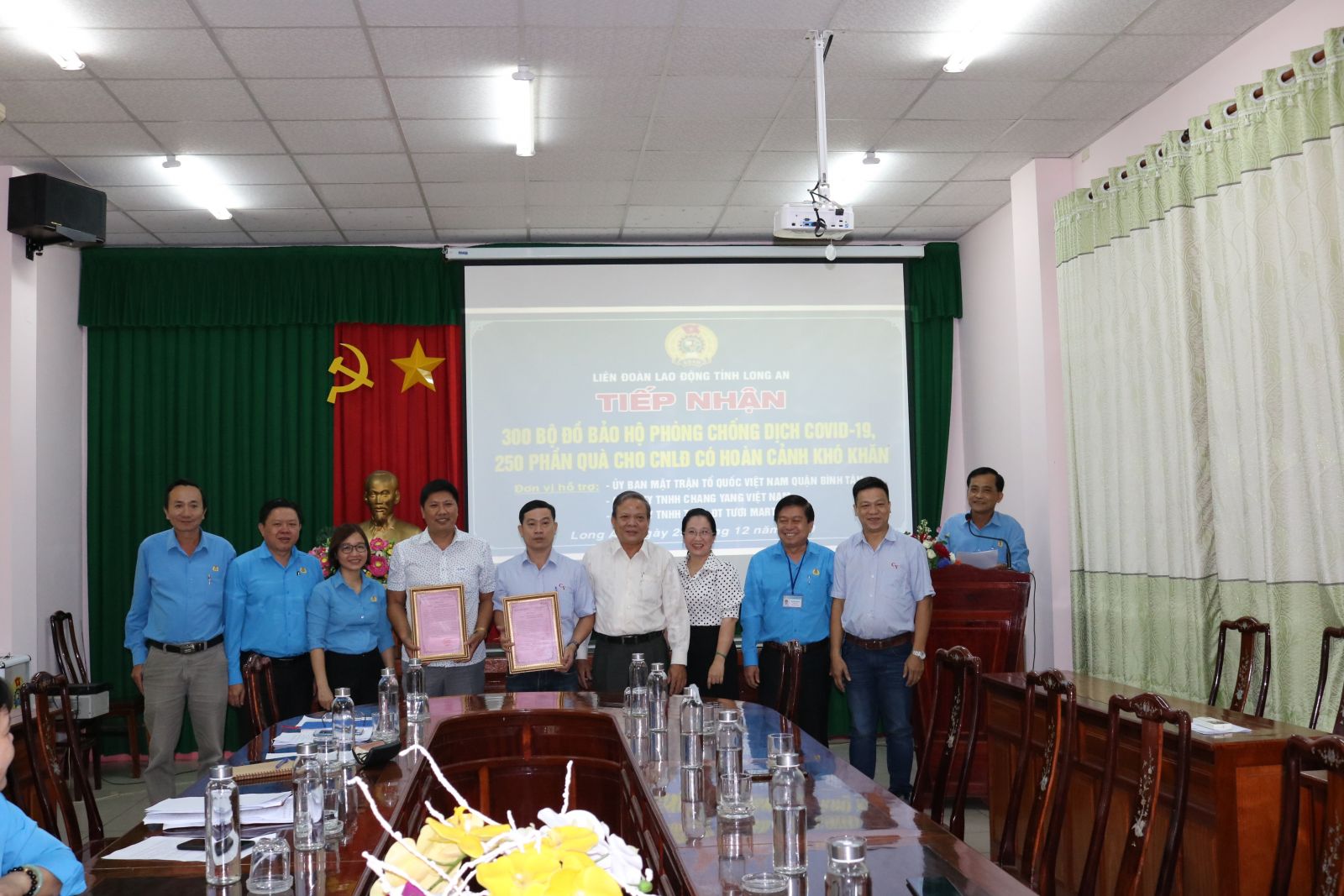 Long An Labor Federation receives protective gear and gifts to help workers in difficult circumstances The leaders of the provincial Labor Confederation hands over letters of thanks to the representatives of the sponsors