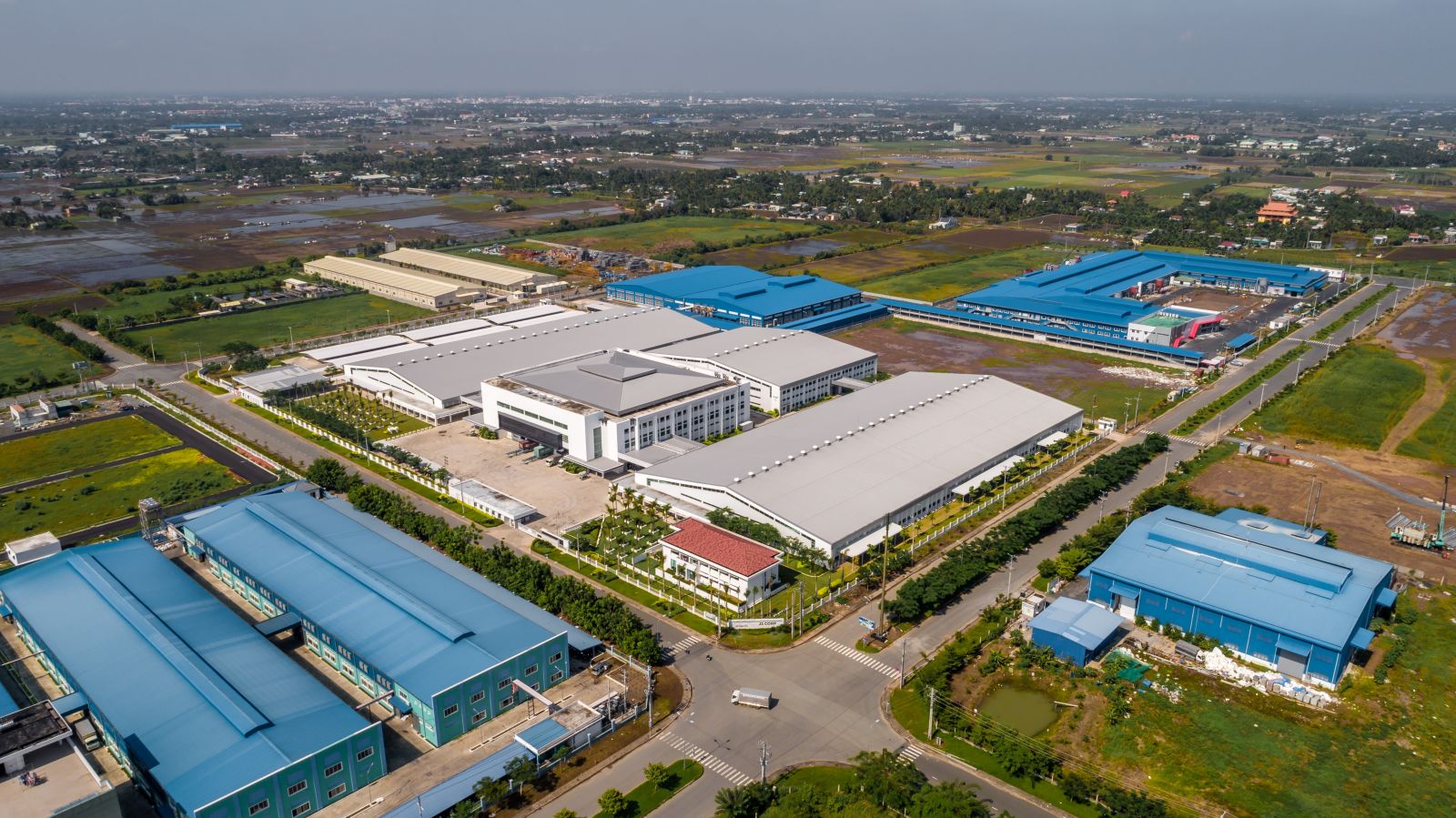Kinh tế - xã hội khởi sắc trong bối cảnh nhiều khó khăn