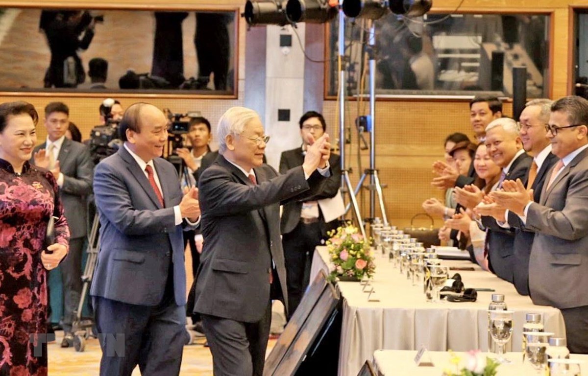 Việt Nam khẳng định bản lĩnh và nâng tầm vị thế trong năm 2020 Tổng Bí thư, Chủ tịch nước Nguyễn Phú Trọng, Thủ tướng Nguyễn Xuân Phúc, Chủ tịch Quốc hội Nguyễn Thị Kim Ngân dự lễ khai mạc Hội nghị Cấp cao ASEAN lần thứ 37. (Ảnh: TTXVN)