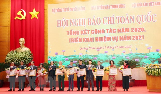 Tặng Bằng khen cho 30 tập thể có thành tích xuất sắc. (Ảnh: Văn Đức/TTXVN)