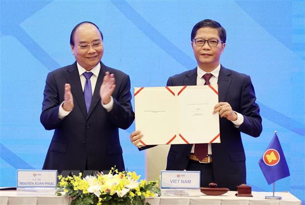 Việt Nam khẳng định bản lĩnh và nâng tầm vị thế trong năm 2020 Thủ tướng Nguyễn Xuân Phúc, Chủ tịch ASEAN 2020 dự Lễ ký Hiệp định Đối tác Kinh tế Toàn diện Khu vực RCEP. (Ảnh: TTXVN)