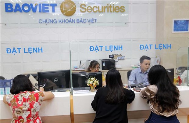 Thị trường chứng khoán Việt Nam năm 2020: Những mảng sáng-tối Khách hàng giao dịch tại Hội sở BVSC. (Ảnh: Trần Việt/TTXVN)