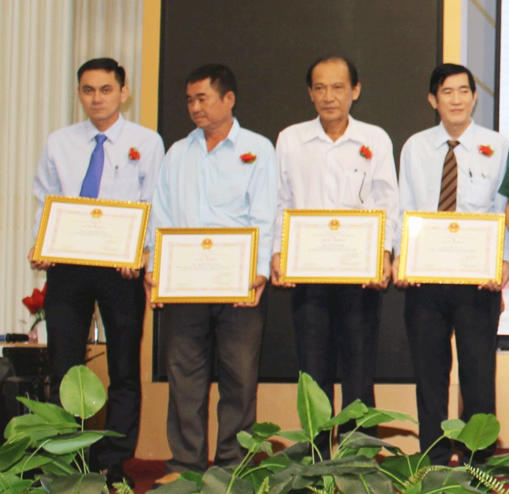 Anh Nguyễn Thành Trung (thứ 2, từ trái qua) nhận bằng khen danh hiệu “Nam giới điểm 10”