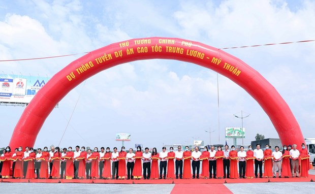 Thủ tướng Nguyễn Xuân Phúc và các đại biểu thực hiện nghi thức thông tuyến kỹ thuật cao tốc Trung Lương-Mỹ Thuận. (Ảnh: Thống Nhất/TTXVN)