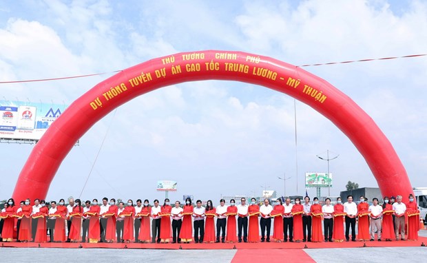 Thủ tướng phát lệnh khởi công dự án đường cao tốc Mỹ Thuận - Cần Thơ Thủ tướng Nguyễn Xuân Phúc và các đại biểu thực hiện nghi thức thông tuyến kỹ thuật cao tốc Trung Lương-Mỹ Thuận. (Ảnh: Thống Nhất/TTXVN)