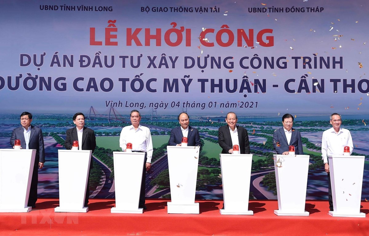Thủ tướng phát lệnh khởi công dự án đường cao tốc Mỹ Thuận - Cần Thơ Thủ tướng Nguyễn Xuân Phúc và các đại biểu thực hiện nghi thức khởi công. (Ảnh: Thống Nhất/TTXVN)