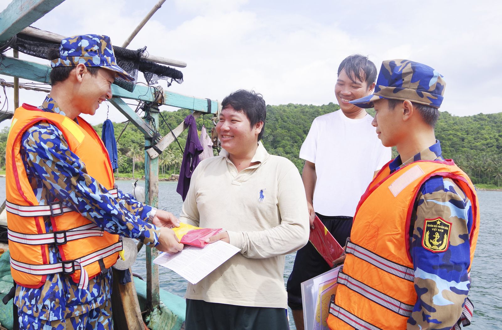 Tự hào chủ quyền biển, đảo thiêng liêng của Tổ quốc Cán bộ tuyên truyền Vùng 5 tuyên truyền pháp luật và tặng cờ Tổ quốc cho ngư dân