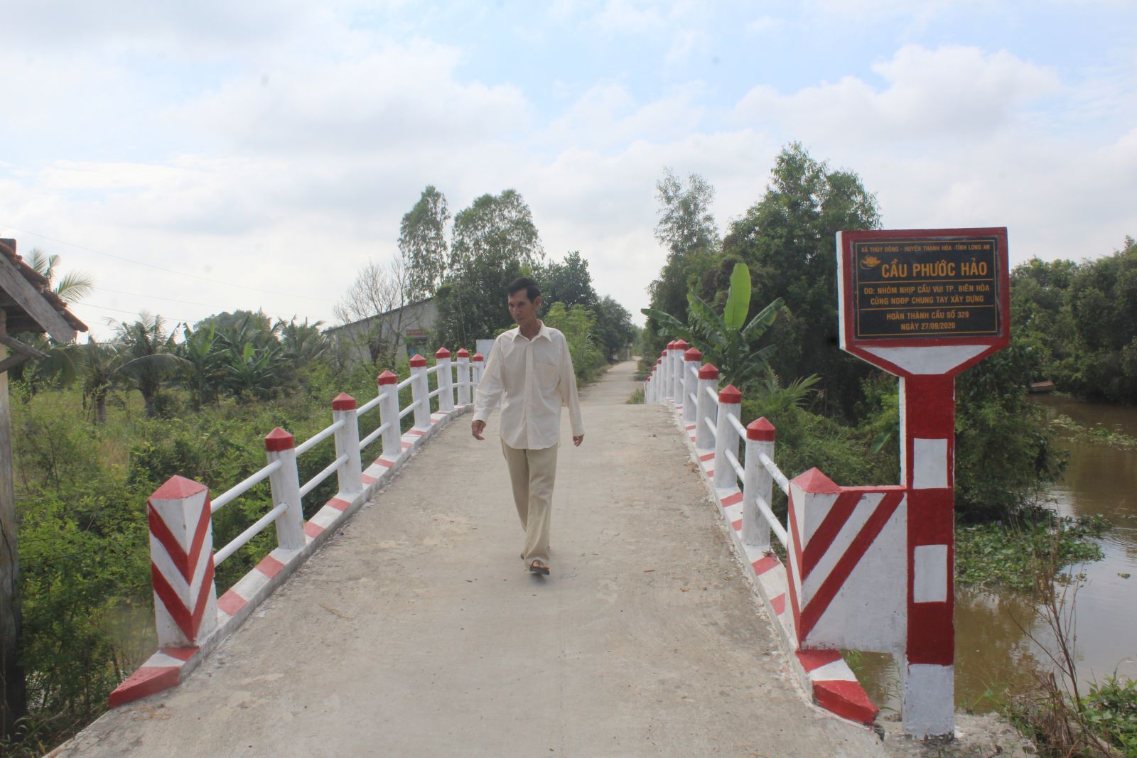 Ông Phùng Văn Hùng phấn khởi khi đi trên cây cầu mới