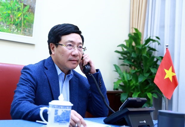 Vietnam, US foreign ministers agree to boost ties Deputy Prime Minister and Foreign Minister Pham Binh Minh talks on the phone with US Secretary of State Mike Pompeo (Photo: VNA)