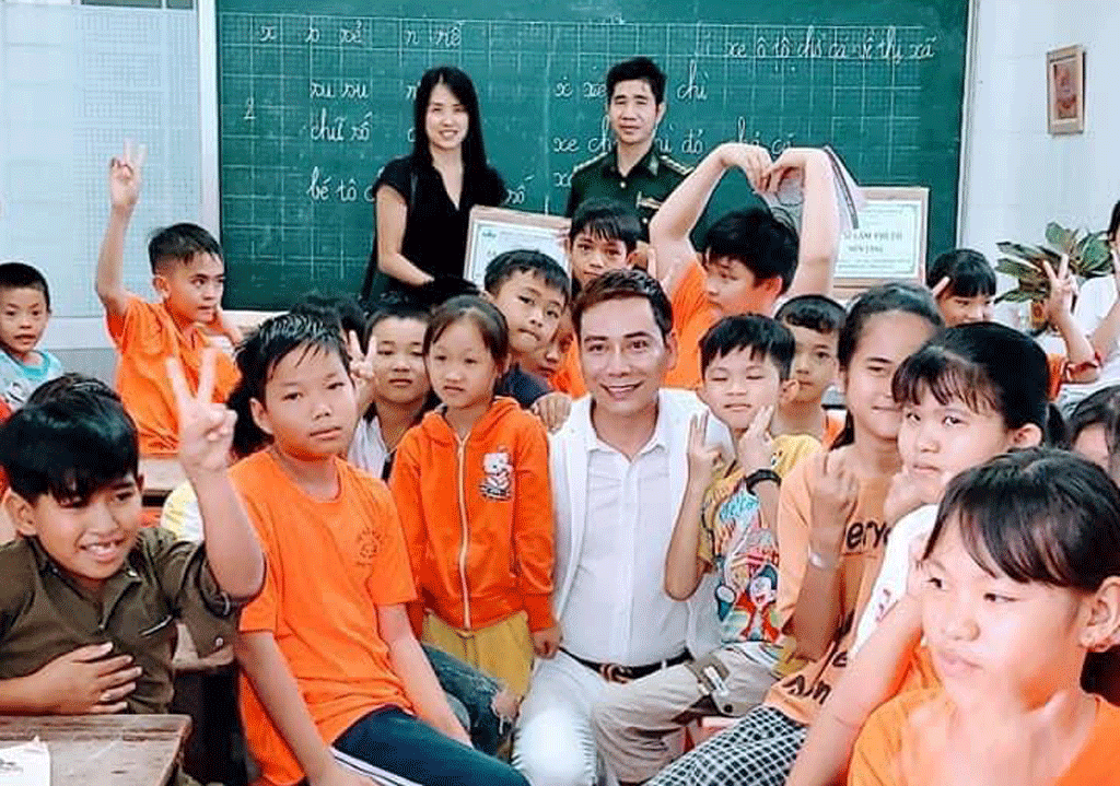 Ca sĩ Lâm Trí Tú trong đợt trao tủ sách cho lớp học tình thương tại huyện Bến Lức