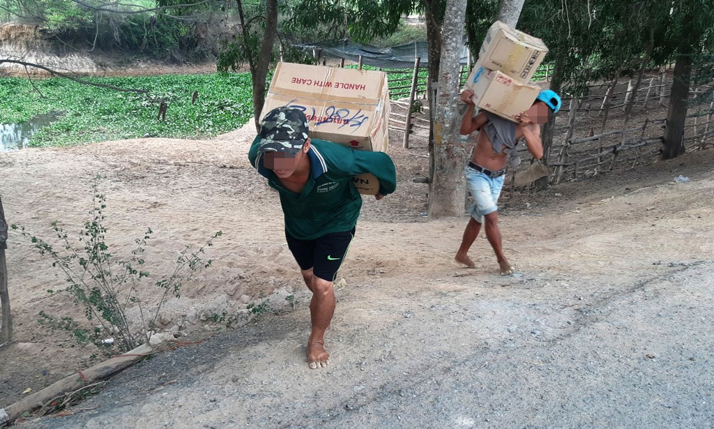Các đối tượng vận chuyển thuốc lá lậu từ biên giới Campuchia vào Việt Nam
