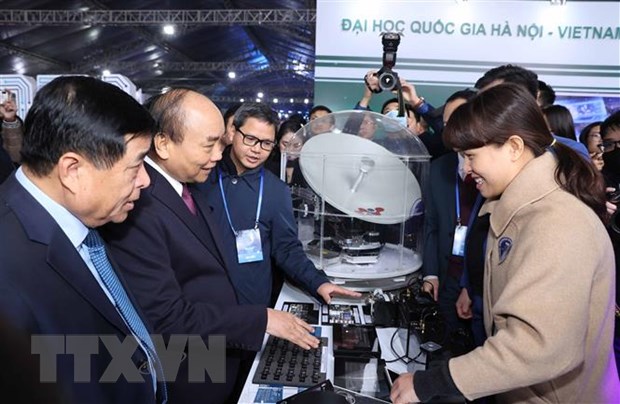 Thủ tướng Nguyễn Xuân Phúc tham quan các gian hàng tại Triển lãm quốc tế Đổi mới sáng tạo Việt Nam 2021. (Ảnh: Thống Nhất/TTXVN)