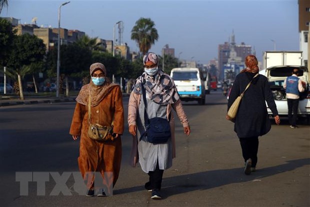 Người dân đeo khẩu trang phòng lây nhiễm COVID-19 tại Cairo, Ai Cập. ( Ảnh: THX/TTXVN)