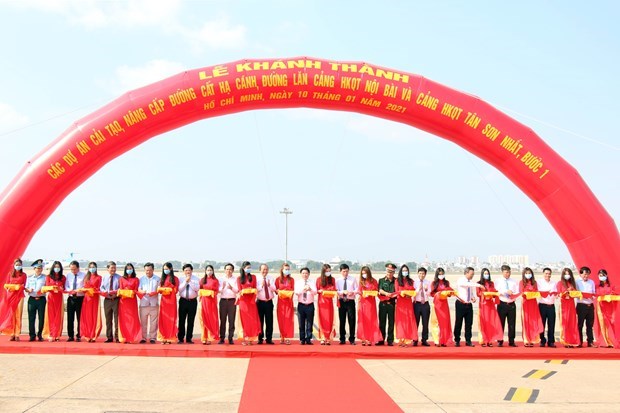 Delegates cut ribbon to inaugurate first phase of upgrading project on Tan Son Nhat International Airport (Photo: VNA)