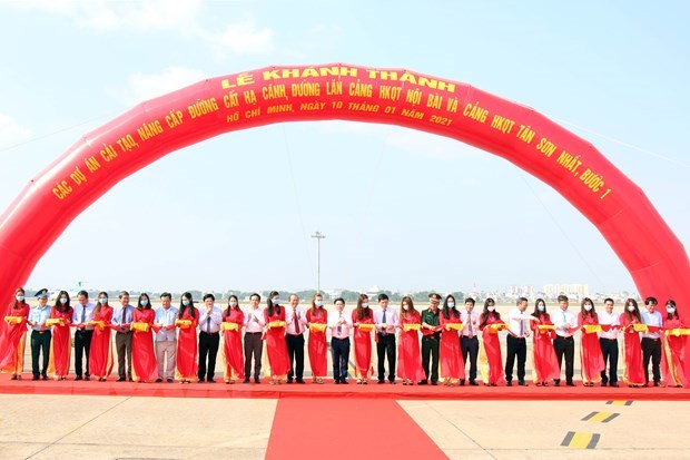 Upgraded runways in Tan Son Nhat, Noi Bai airports put into use Delegates cut ribbon to inaugurate first phase of upgrading project on Tan Son Nhat International Airport (Photo: VNA)