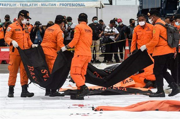 Indonesia Financial Group stands ready to support plane crash victims Human body parts were retreived from Indonesian plane crash site. (Photo: Xinhua/VNA)