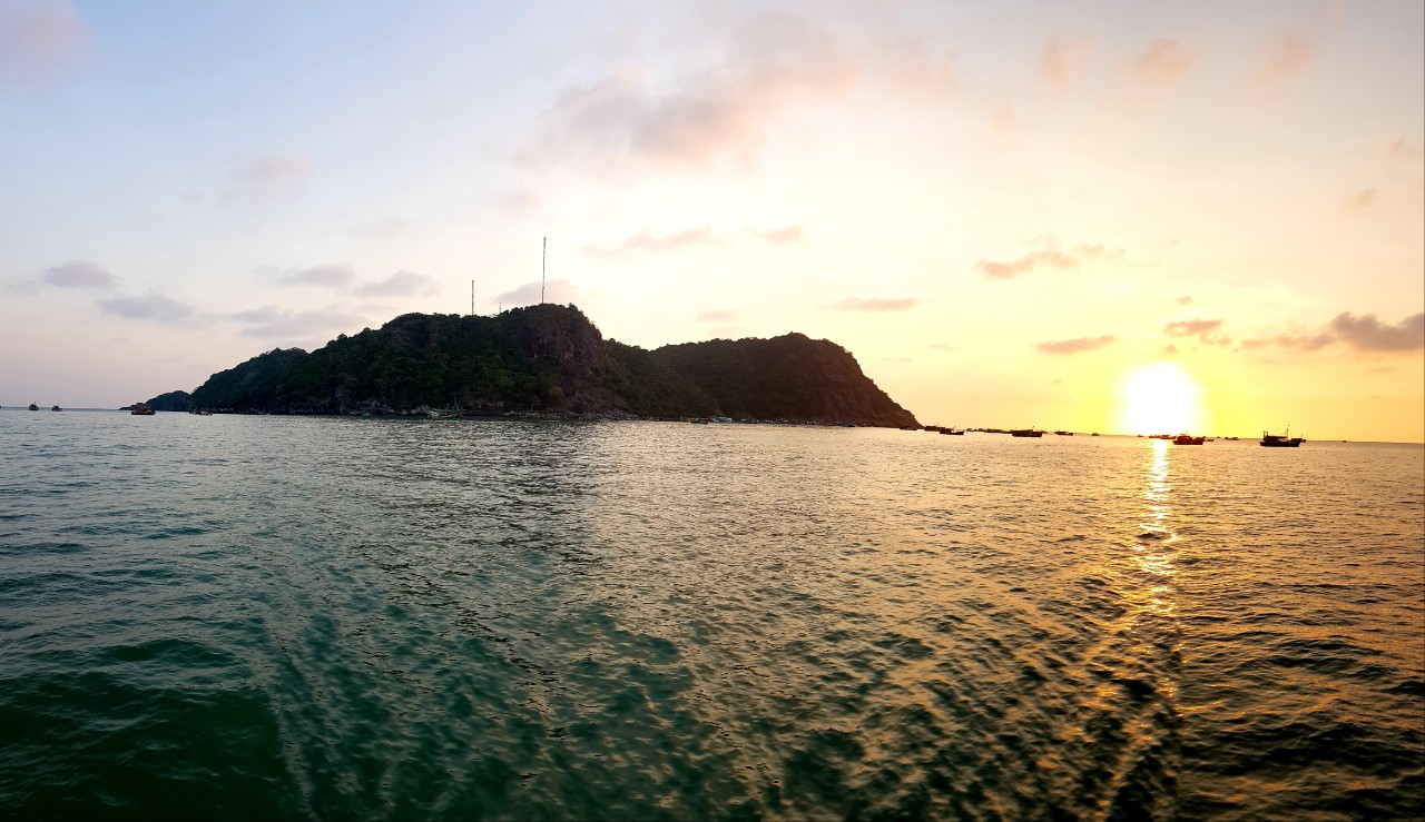 Đoàn công tác các tỉnh phía Nam thăm, tặng quà cán bộ, chiến sĩ Đảo Hòn Chuối