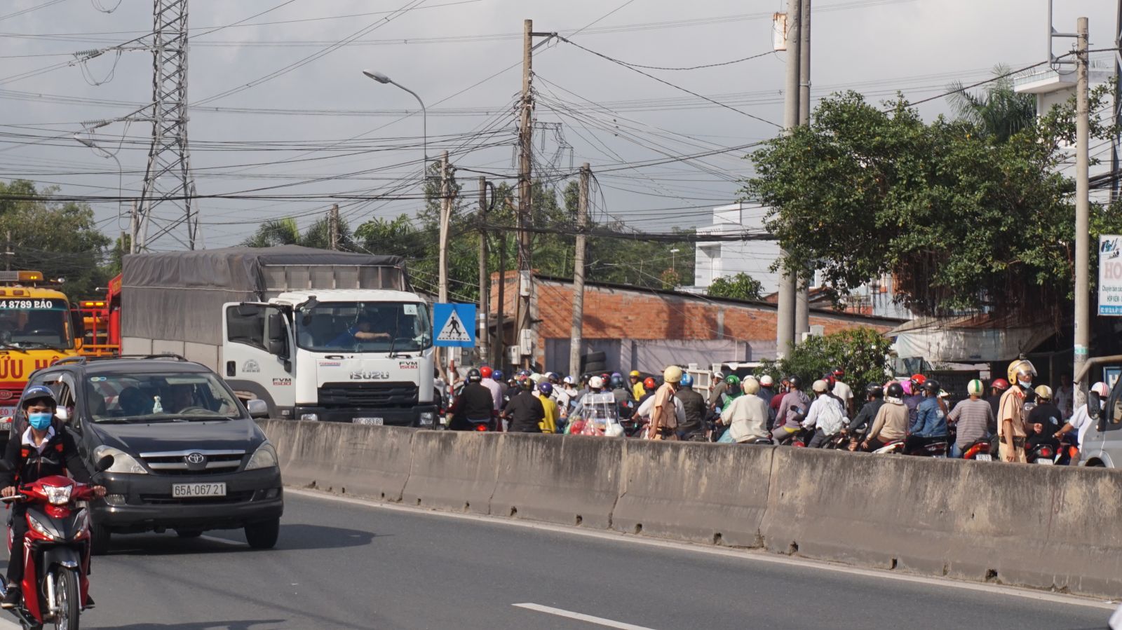 Cảnh sát giao thông tăng cường điều tiết giao thông trên địa bàn huyện Bến Lức
