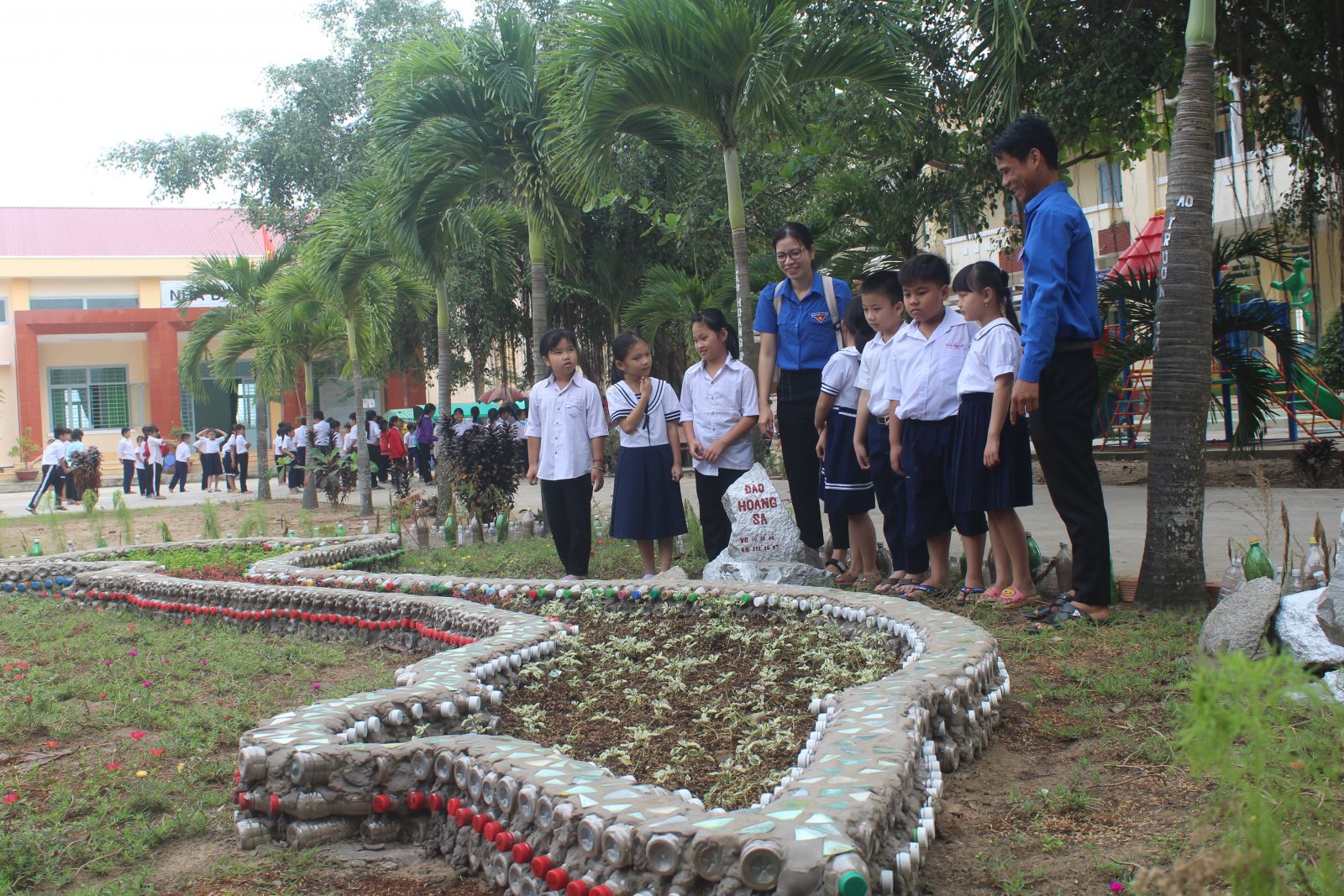 Mô hình Vườn hoa trong trường học được làm từ 1.000 chai nhựa đã qua sử dụng