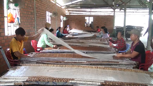 Thời điểm này, các cơ sở sản xuất bánh tráng ở xã Lộc Giang, huyện Đức Hòa tất bật, nhộn nhịp hơn