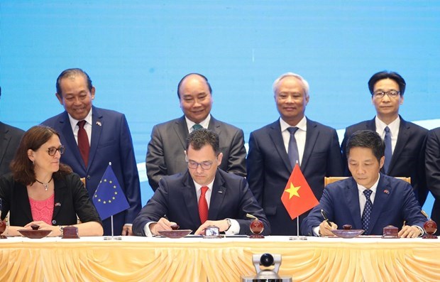 Vietnam-EU relations to grow further in coming years PM Nguyen Xuan Phuc witnessed the signing of the EU-Vietnam Free Trade Agreement. (Photo: VNA)