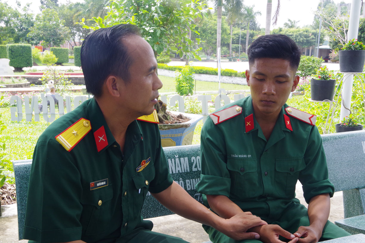 Cán bộ Tiểu đoàn quan tâm, động viên chiến sĩ Trần Hoàng Huy