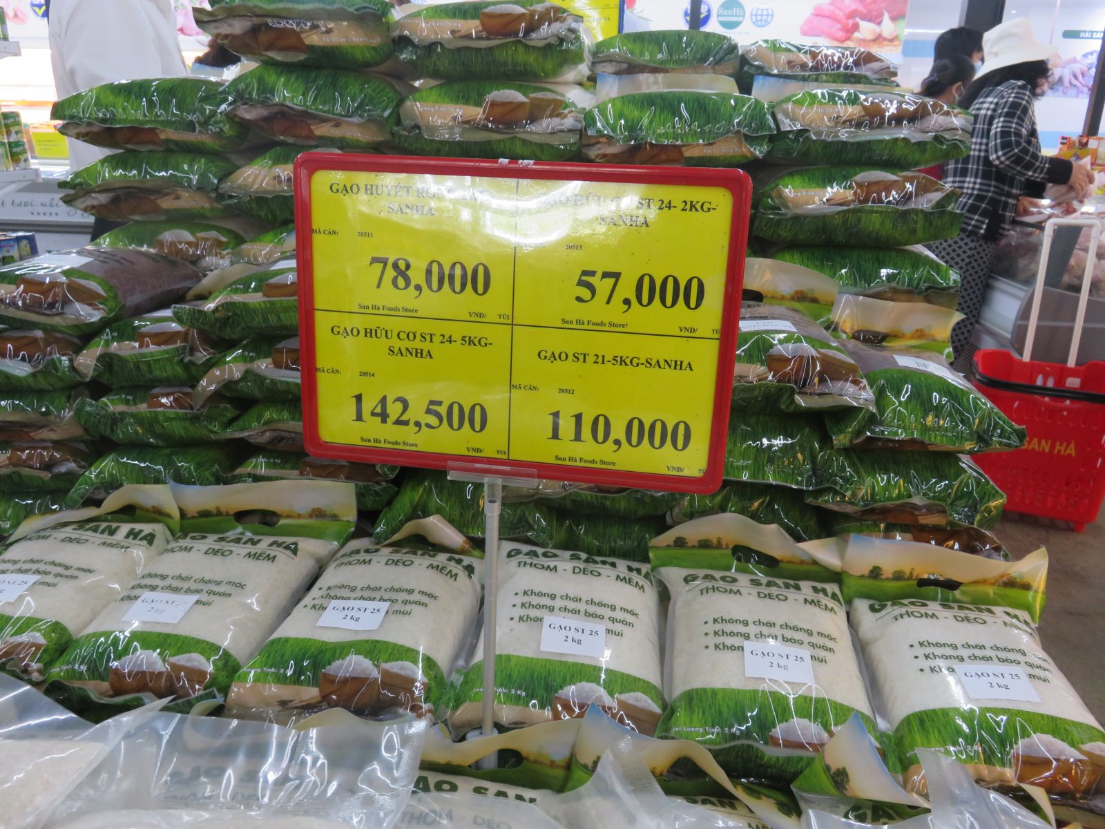 Hàng hóa tết - hàng Việt chiếm ưu thế